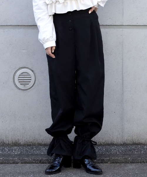 junoah(ジュノア)の「ハイウエスト釦デザインパンツ(その他パンツ・レディース・ベージュ/ライトグレー/ブラック・SMALL/MEDIUM/LARGE)」の6枚目の写真