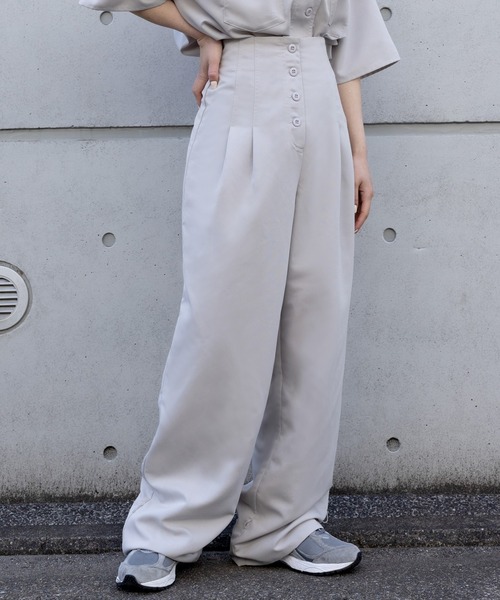 junoah(ジュノア)の「ハイウエスト釦デザインパンツ(その他パンツ・レディース・ベージュ/ライトグレー/ブラック・SMALL/MEDIUM/LARGE)」の11枚目の写真