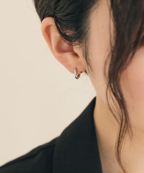 SMELLY(スメリー)の「316Lミニフープピアス(ピアス(両耳用)・レディース・ゴールド/シルバー・-)」の3枚目の写真