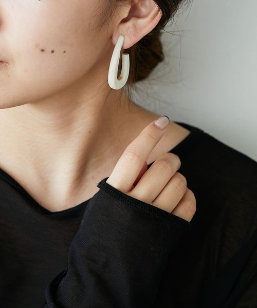 PAPILLONNER（パピヨネ）の「ホーンフープピアス（ピアス（両耳用）・レディース・アイボリー・FREE）」の2枚目の写真