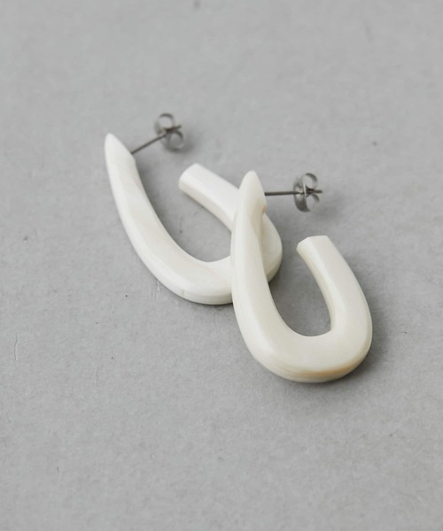 PAPILLONNER（パピヨネ）の「ホーンフープピアス（ピアス（両耳用）・レディース・アイボリー・FREE）」の3枚目の写真