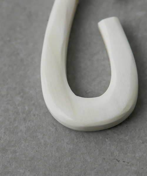 PAPILLONNER（パピヨネ）の「ホーンフープピアス（ピアス（両耳用）・レディース・アイボリー・FREE）」の5枚目の写真