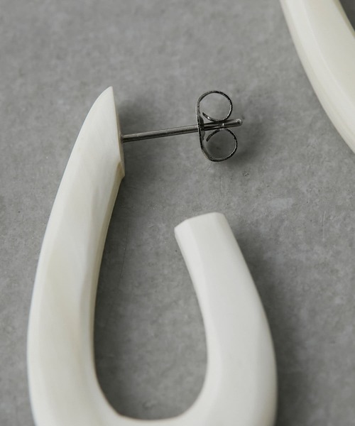 PAPILLONNER（パピヨネ）の「ホーンフープピアス（ピアス（両耳用）・レディース・アイボリー・FREE）」の4枚目の写真