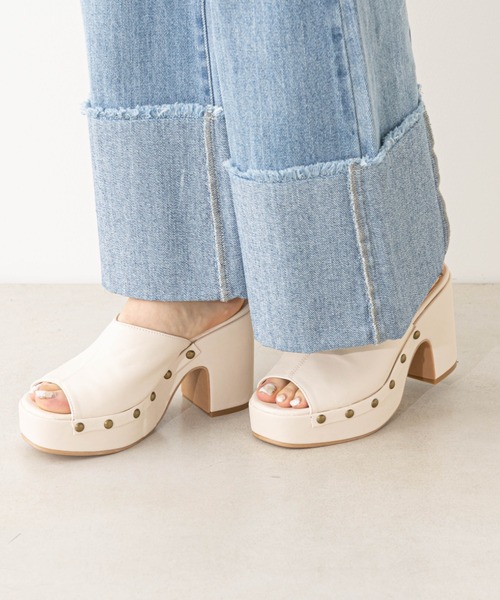 Chico(チコ)の「チャンキーヒールサボサンダル(サンダル・レディース・ブラック/アイボリー・SMALL/MEDIUM/LARGE)」の2枚目の写真