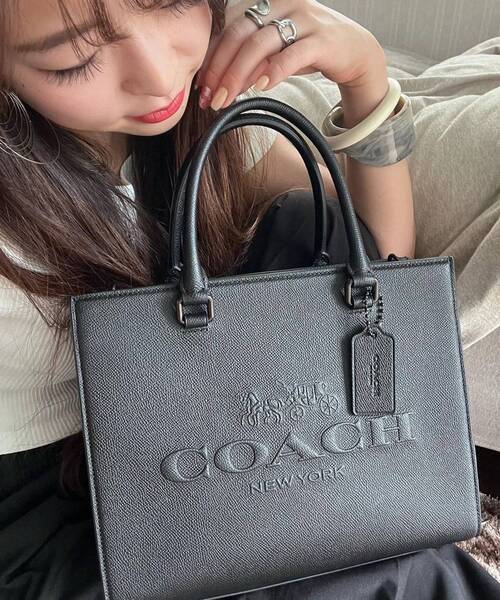 COACH（コーチ）の「トート・シグネチャー キャンバス インテリア