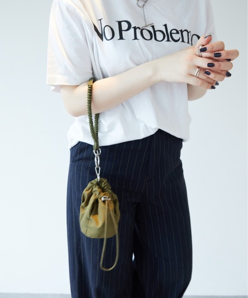 La win d（ラウィンダ）の「巾着バッグ付属スマホショルダー（ショルダーバッグ・レディース・レッド/ライトブラウン/カーキ/ネイビー/ブラック/ホワイト・FREE）」の4枚目の写真