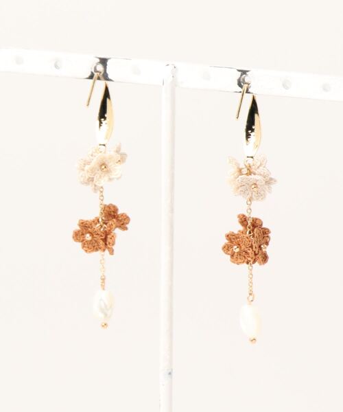 tone(トーン)の「【38ribbon】小花とホワイトシェルのロングピアス(MA)(ピアス(両耳用)・レディース・ベージュ/ベージュ系その他/ホワイト・FREE)」の6枚目の写真