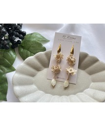 【38ribbon】小花とホワイトシェルのロングピアス(MA)