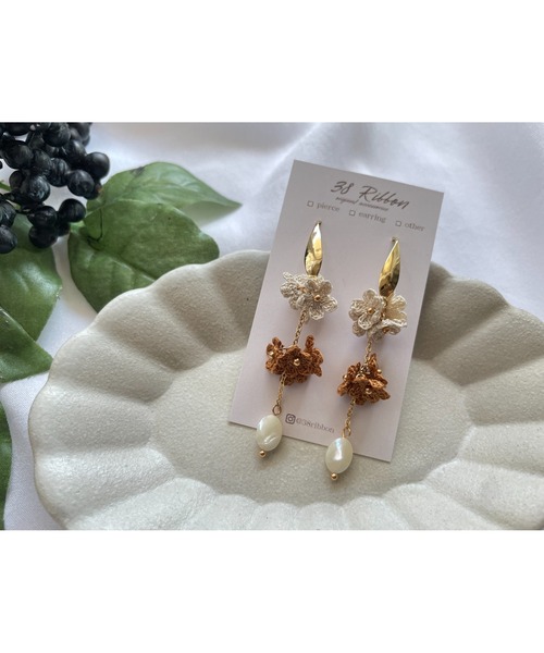 tone(トーン)の「【38ribbon】小花とホワイトシェルのロングピアス(MA)(ピアス(両耳用)・レディース・ベージュ/ベージュ系その他/ホワイト・FREE)」の2枚目の写真