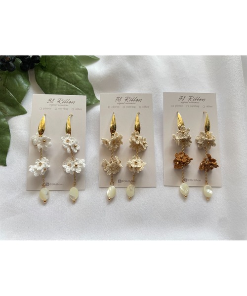 tone(トーン)の「【38ribbon】小花とホワイトシェルのロングピアス(MA)(ピアス(両耳用)・レディース・ベージュ/ベージュ系その他/ホワイト・FREE)」の3枚目の写真