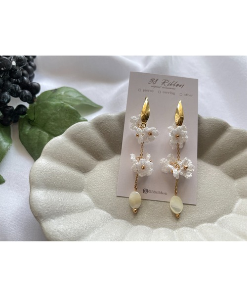 tone(トーン)の「【38ribbon】小花とホワイトシェルのロングピアス(MA)(ピアス(両耳用)・レディース・ベージュ/ベージュ系その他/ホワイト・FREE)」の5枚目の写真