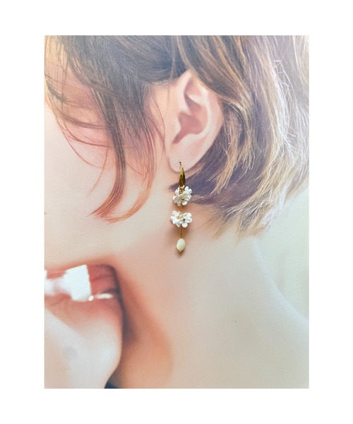 tone(トーン)の「【38ribbon】小花とホワイトシェルのロングピアス(MA)(ピアス(両耳用)・レディース・ベージュ/ベージュ系その他/ホワイト・FREE)」の8枚目の写真