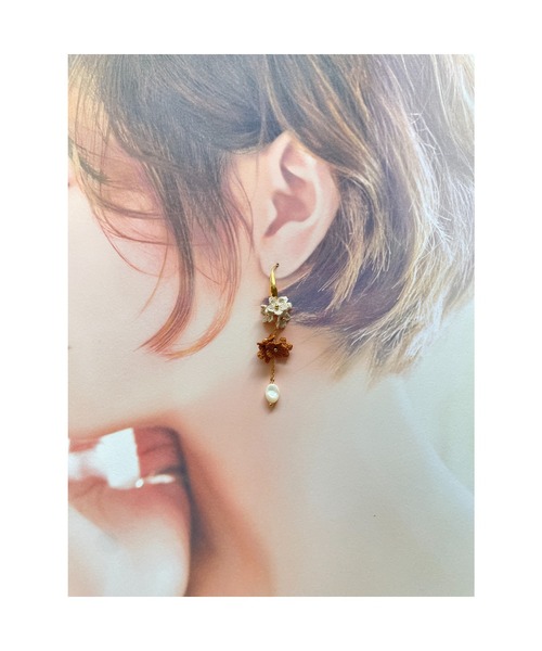 tone(トーン)の「【38ribbon】小花とホワイトシェルのロングピアス(MA)(ピアス(両耳用)・レディース・ベージュ/ベージュ系その他/ホワイト・FREE)」の4枚目の写真