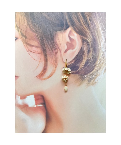 tone(トーン)の「【38ribbon】小花とホワイトシェルのロングピアス(MA)(ピアス(両耳用)・レディース・ベージュ/ベージュ系その他/ホワイト・FREE)」の7枚目の写真
