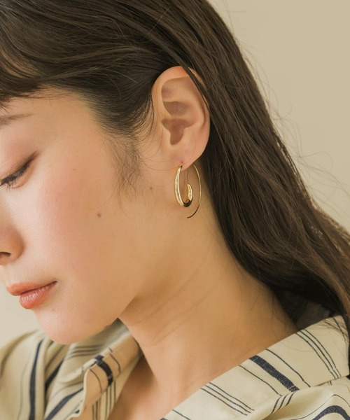 SMELLY(スメリー)の「メタルカーブラインフックピアス(ピアス(両耳用)・レディース・ゴールド・-)」の2枚目の写真