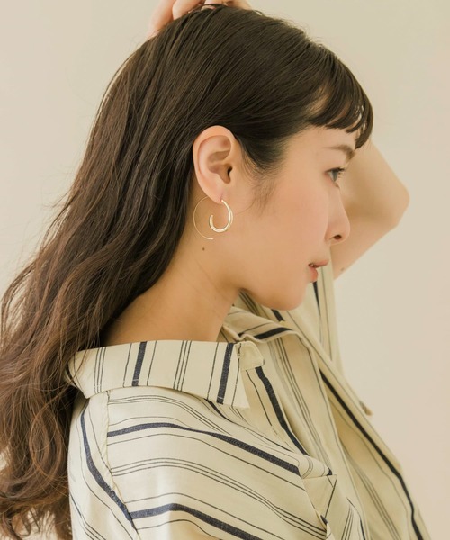 SMELLY(スメリー)の「メタルカーブラインフックピアス(ピアス(両耳用)・レディース・ゴールド・-)」の5枚目の写真