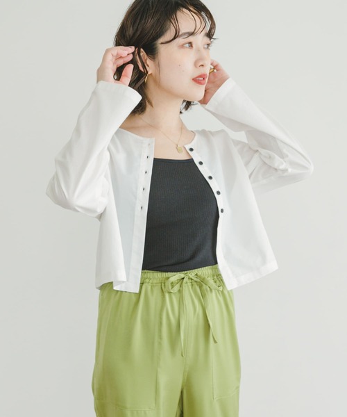 ITEMS URBANRESEARCH（アイテムズ アーバンリサーチ）の「クロップドロングスリーブシャツ（シャツ/ブラウス・レディース・ホワイト/ライトブルー/ブラック・FREE）」の2枚目の写真