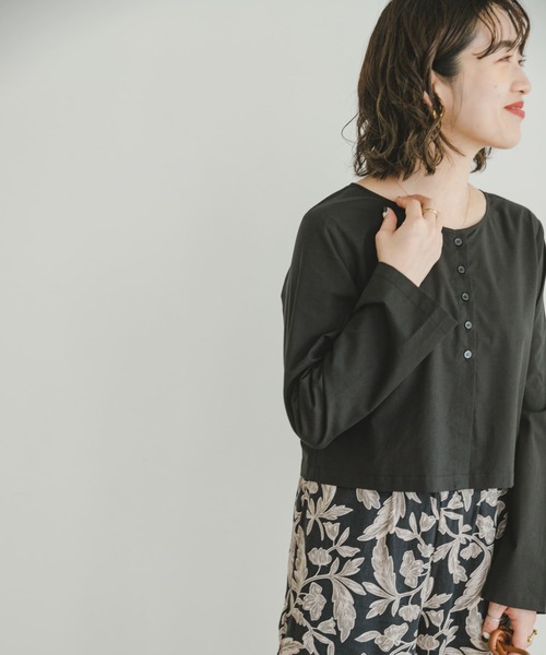 ITEMS URBANRESEARCH（アイテムズ アーバンリサーチ）の「クロップドロングスリーブシャツ（シャツ/ブラウス・レディース・ホワイト/ライトブルー/ブラック・FREE）」の3枚目の写真