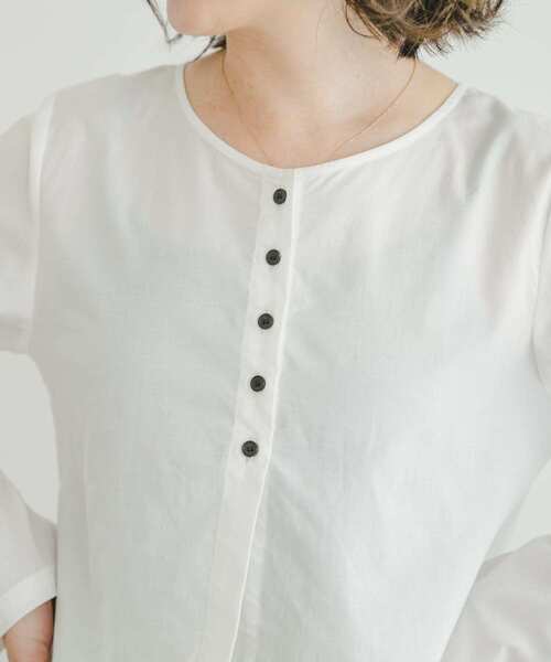 ITEMS URBANRESEARCH（アイテムズ アーバンリサーチ）の「クロップドロングスリーブシャツ（シャツ/ブラウス・レディース・ホワイト/ライトブルー/ブラック・FREE）」の19枚目の写真