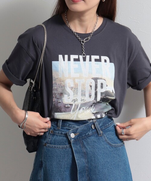 fredy emue（フレディエミュ）の「JOURNEY PHOTO Tシャツ（Tシャツ/カットソー・レディース・チャコールグレー/ベージュ/ライトグレー・38）」の2枚目の写真