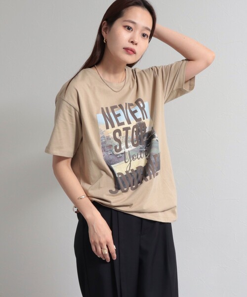 fredy emue（フレディエミュ）の「JOURNEY PHOTO Tシャツ（Tシャツ/カットソー・レディース・チャコールグレー/ベージュ/ライトグレー・38）」の5枚目の写真