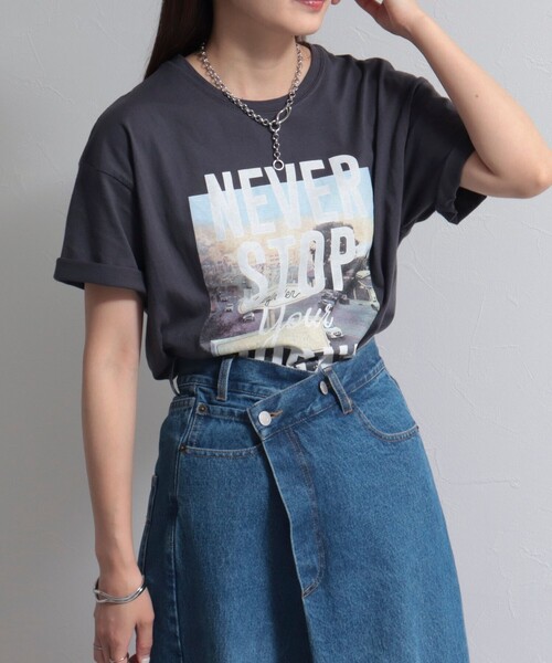 fredy emue（フレディエミュ）の「JOURNEY PHOTO Tシャツ（Tシャツ/カットソー・レディース・チャコールグレー/ベージュ/ライトグレー・38）」の6枚目の写真