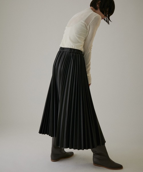 SALON adam et rope'（サロン アダム エ ロペ）の「【WEB限定】シンセティックレザープリーツスカート（スカート・レディース・ブラック/ベージュ系その他/シルバー・FREE）」の8枚目の写真