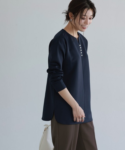 Pierrot(ピエロ)の「ダンボールキーネックパールトップス(Tシャツ/カットソー・レディース・グレイッシュベージュ/オフホワイト/ブラウン/ネイビー・L/M)」の4枚目の写真