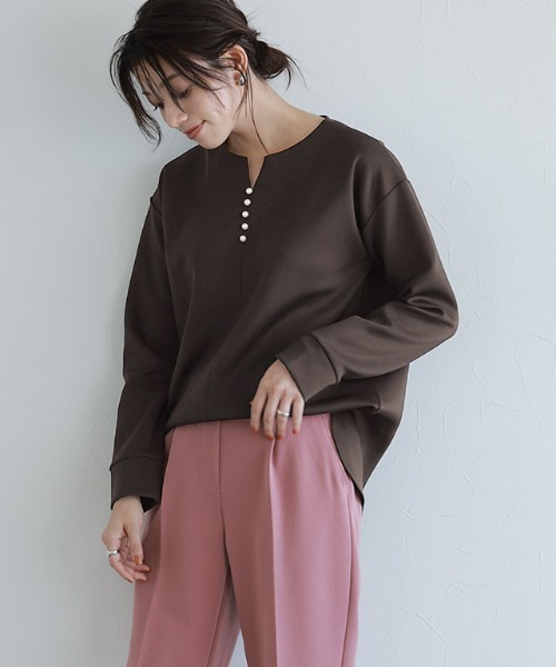 Pierrot(ピエロ)の「ダンボールキーネックパールトップス(Tシャツ/カットソー・レディース・グレイッシュベージュ/オフホワイト/ブラウン/ネイビー・L/M)」の2枚目の写真