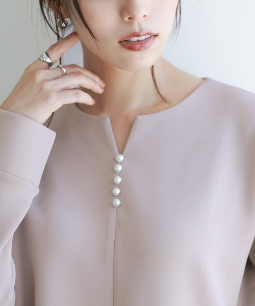 Pierrot(ピエロ)の「ダンボールキーネックパールトップス(Tシャツ/カットソー・レディース・グレイッシュベージュ/オフホワイト/ブラウン/ネイビー・L/M)」の3枚目の写真