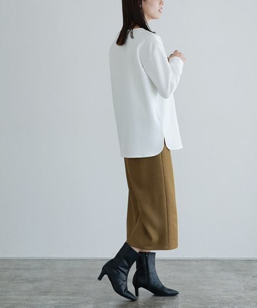 Pierrot(ピエロ)の「ダンボールキーネックパールトップス(Tシャツ/カットソー・レディース・グレイッシュベージュ/オフホワイト/ブラウン/ネイビー・L/M)」の8枚目の写真