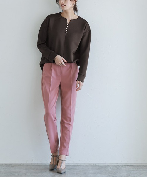 Pierrot(ピエロ)の「ダンボールキーネックパールトップス(Tシャツ/カットソー・レディース・グレイッシュベージュ/オフホワイト/ブラウン/ネイビー・L/M)」の12枚目の写真