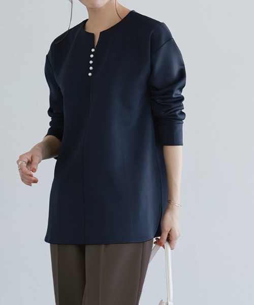 Pierrot(ピエロ)の「ダンボールキーネックパールトップス(Tシャツ/カットソー・レディース・グレイッシュベージュ/オフホワイト/ブラウン/ネイビー・L/M)」の5枚目の写真