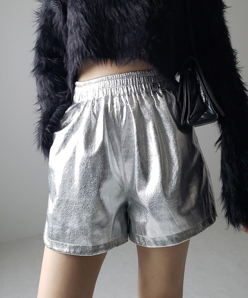 me+em select(ミームセレクト)の「※※【 2color / 3size 】メタリックシャーリングギャザーショートパンツ(その他パンツ・レディース・ブラック/シルバー・MEDIUM/SMALL/LARGE)」の2枚目の写真