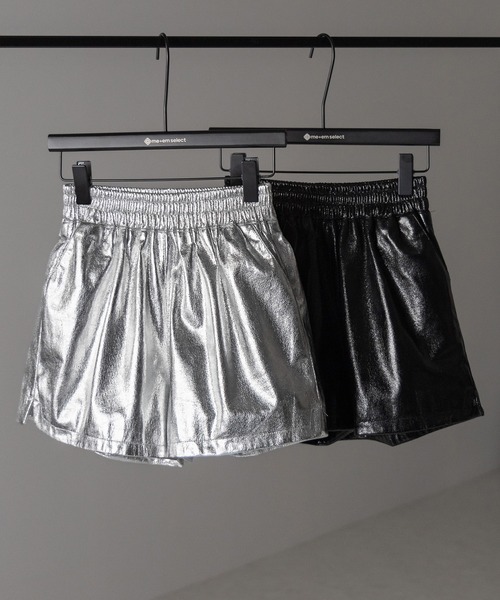 me+em select(ミームセレクト)の「※※【 2color / 3size 】メタリックシャーリングギャザーショートパンツ(その他パンツ・レディース・ブラック/シルバー・MEDIUM/SMALL/LARGE)」の3枚目の写真