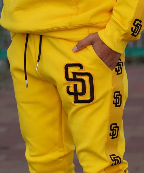 美品アダムスジャグラー イエロー SD ロゴ パーカーとパンツセットアップ adamsJUGGLER（アダムスジャグラー）の「MLB×WR/23フーディーSD