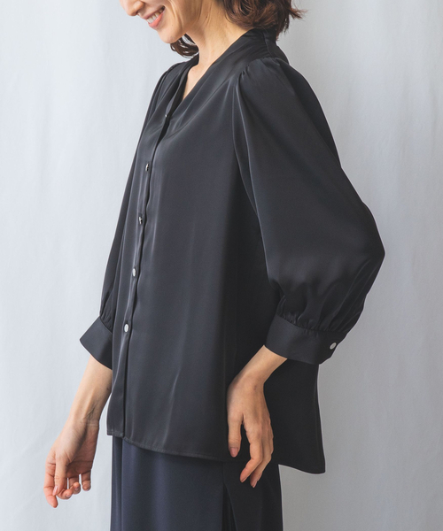 NARACAMICIE（ナラカミーチェ）の「【NARACAMICIE】ガルーダサテンVネック七分袖ブラウス（シャツ/ブラウス・レディース・ブラック/ブルー・L/M）」の5枚目の写真