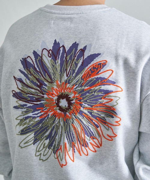 NO NEED（ノーニード）の「ビッグフラワー刺繍 クルーネックスウェット（スウェット・メンズ・チャコールグレー/グレー・M/L）」の18枚目の写真