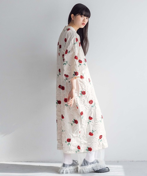 yuw(ユウ)の「ワッシャーフラワーサテンTワンピース 111895(ワンピース・レディース・ホワイト/ブラック・FREE)」の10枚目の写真