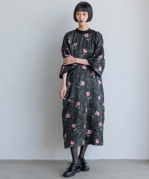 yuw(ユウ)の「ワッシャーフラワーサテンTワンピース 111895(ワンピース・レディース・ホワイト/ブラック・FREE)」の7枚目の写真