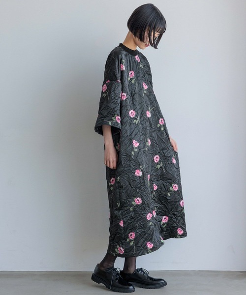 yuw(ユウ)の「ワッシャーフラワーサテンTワンピース 111895(ワンピース・レディース・ホワイト/ブラック・FREE)」の4枚目の写真