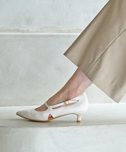 Au BANNISTER(オゥバニスター)の「ポインテッドラウンドストラップパンプス(パンプス・レディース・ネイビー/ブラック/アイボリー・35/36/37/38/39)」の11枚目の写真