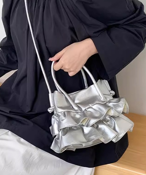 BLANK (ブランク)の「Ruffled Drawstring Shoulder Bag / フリルショルダーバッグ(ショルダーバッグ・レディース・カーキ/ブラック/シルバー/ホワイト・FREE)」の4枚目の写真