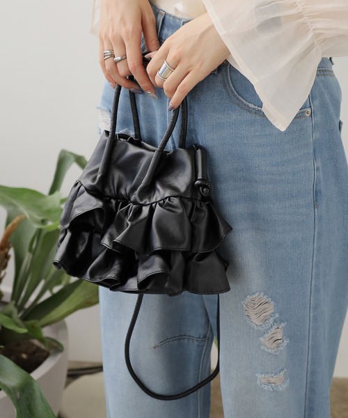 BLANK (ブランク)の「Ruffled Drawstring Shoulder Bag / フリルショルダーバッグ(ショルダーバッグ・レディース・カーキ/ブラック/シルバー/ホワイト・FREE)」の3枚目の写真