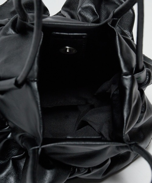 BLANK (ブランク)の「Ruffled Drawstring Shoulder Bag / フリルショルダーバッグ(ショルダーバッグ・レディース・カーキ/ブラック/シルバー/ホワイト・FREE)」の13枚目の写真