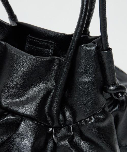 BLANK (ブランク)の「Ruffled Drawstring Shoulder Bag / フリルショルダーバッグ(ショルダーバッグ・レディース・カーキ/ブラック/シルバー/ホワイト・FREE)」の9枚目の写真