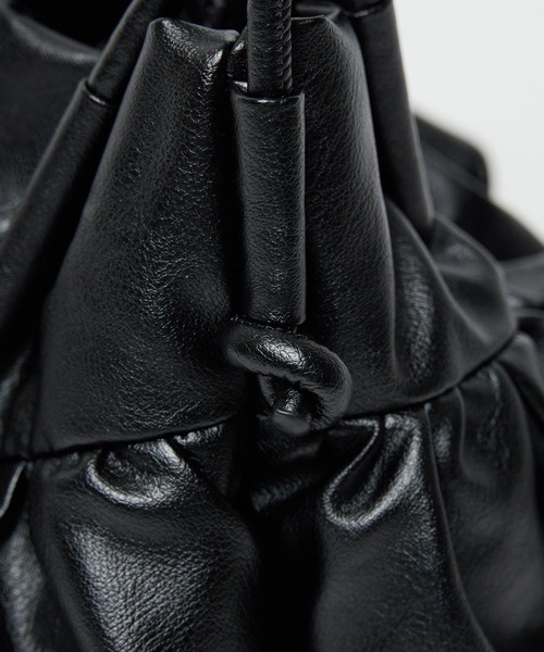 BLANK (ブランク)の「Ruffled Drawstring Shoulder Bag / フリルショルダーバッグ(ショルダーバッグ・レディース・カーキ/ブラック/シルバー/ホワイト・FREE)」の10枚目の写真