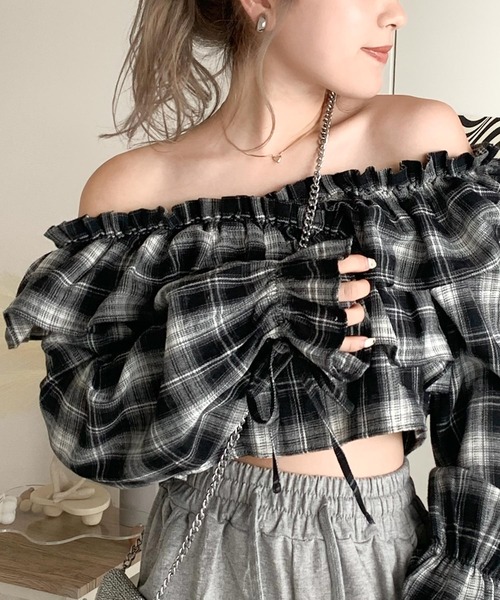 mily bilet(ミウィビレット)の「【mily bilet】全方位、上品シルエット。フリル使いオフショル2WAYキャンディースリーブブラウス(シャツ/ブラウス・レディース・ブラウン/ホワイト/ブラック・LARGE/MEDIUM/SMALL/X-LARGE)」の3枚目の写真