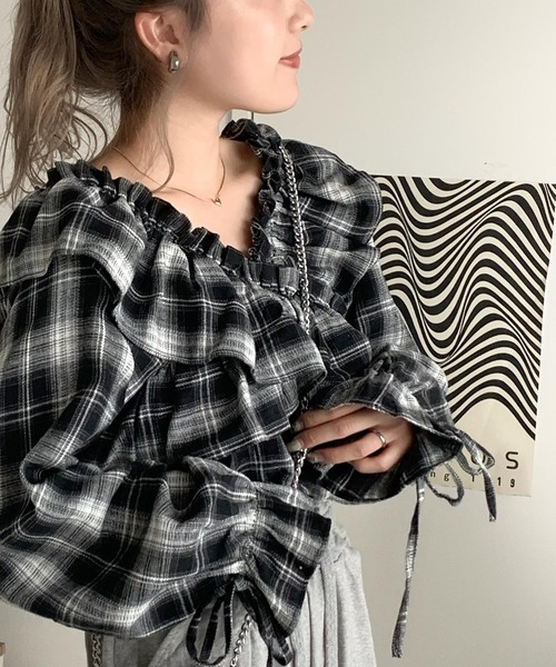mily bilet(ミウィビレット)の「【mily bilet】全方位、上品シルエット。フリル使いオフショル2WAYキャンディースリーブブラウス(シャツ/ブラウス・レディース・ブラウン/ホワイト/ブラック・LARGE/MEDIUM/SMALL/X-LARGE)」の12枚目の写真