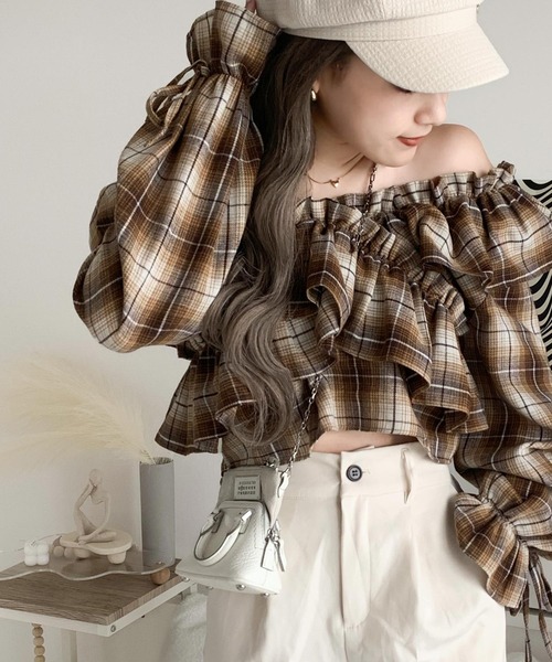 mily bilet(ミウィビレット)の「【mily bilet】全方位、上品シルエット。フリル使いオフショル2WAYキャンディースリーブブラウス(シャツ/ブラウス・レディース・ブラウン/ホワイト/ブラック・LARGE/MEDIUM/SMALL/X-LARGE)」の15枚目の写真